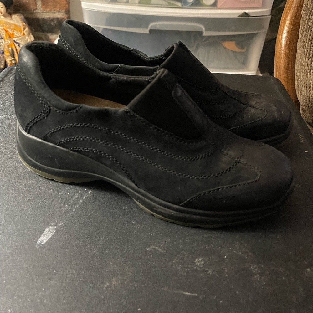 Bass size 8 woman’s black walking shoe